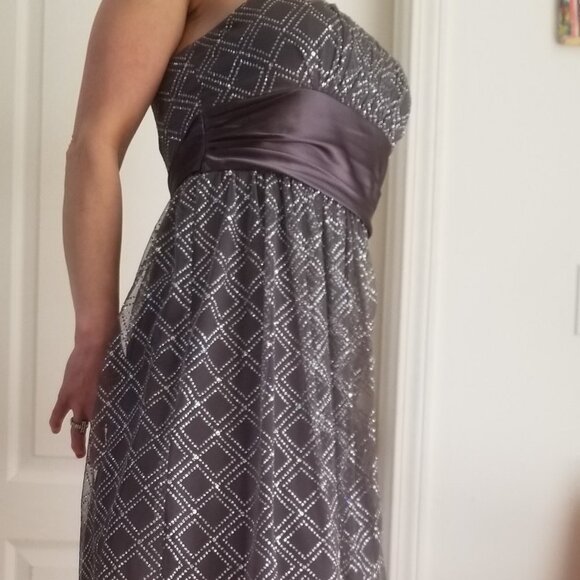 (13)GRAD/PROM DRESS - Picture 9 of 11